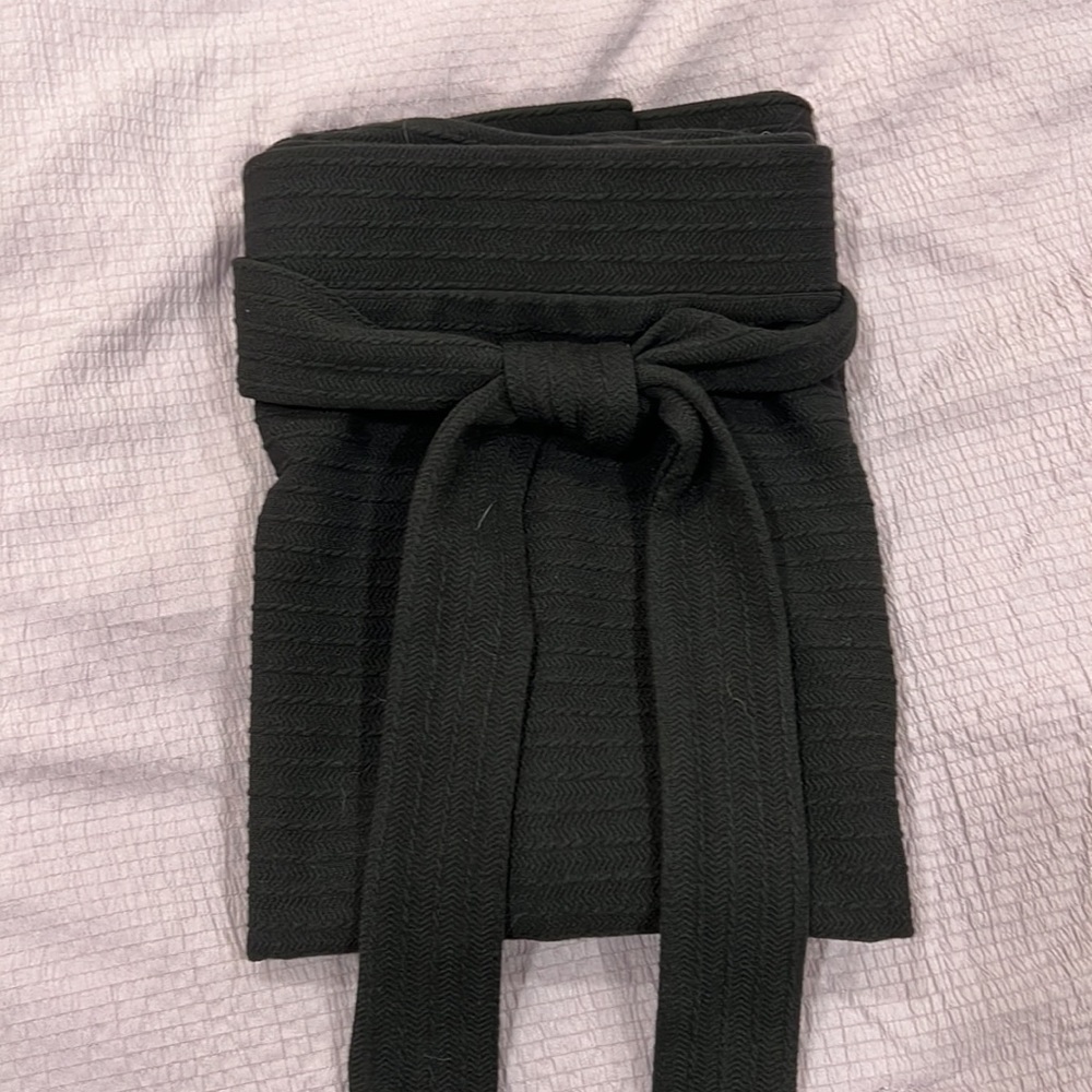 Fitted black skirt
